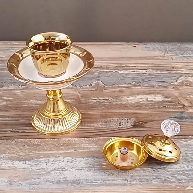 Luxurious The shape of a goblet candle holder with tray for meditation