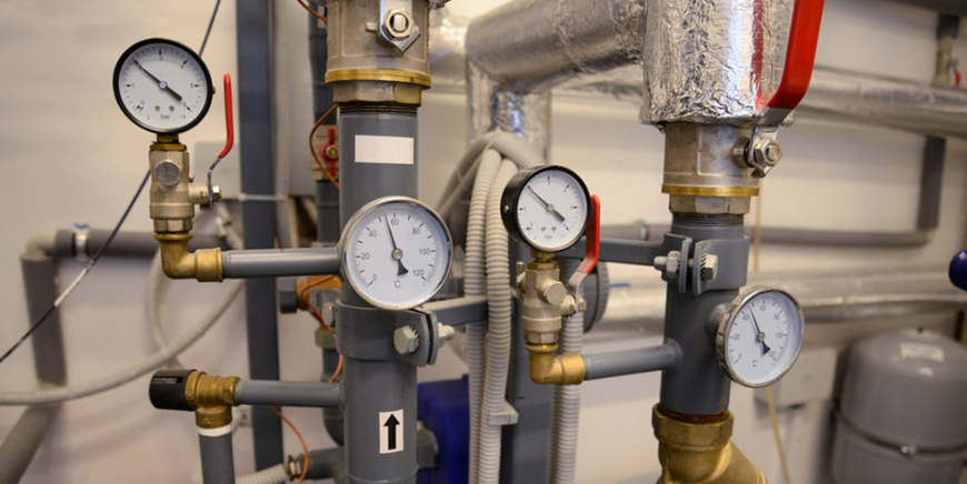 What is the structural principle of a ball valve?