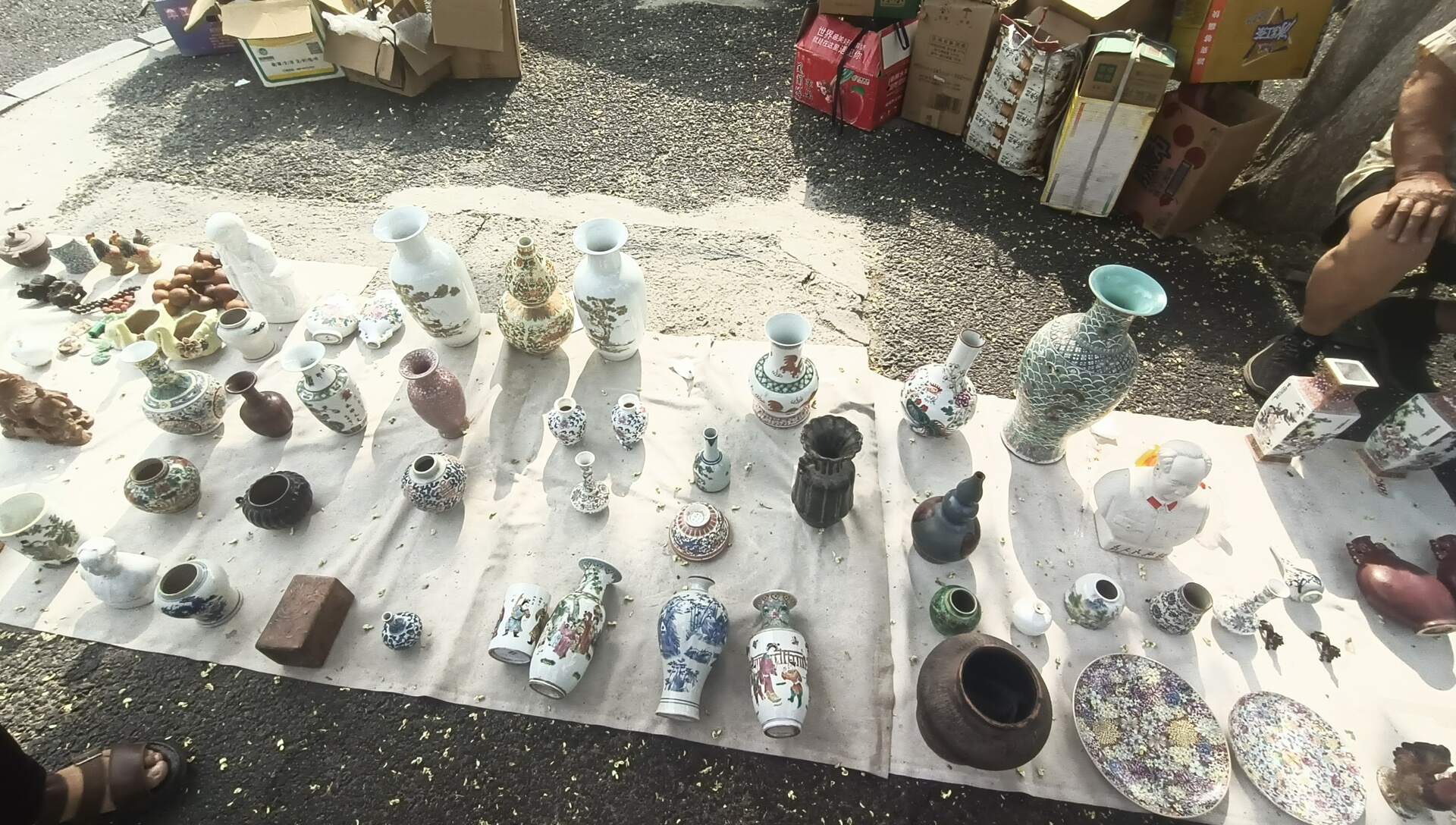 Exploring the Exquisite Artistry of Xiong County's Ceramics and Antique Market