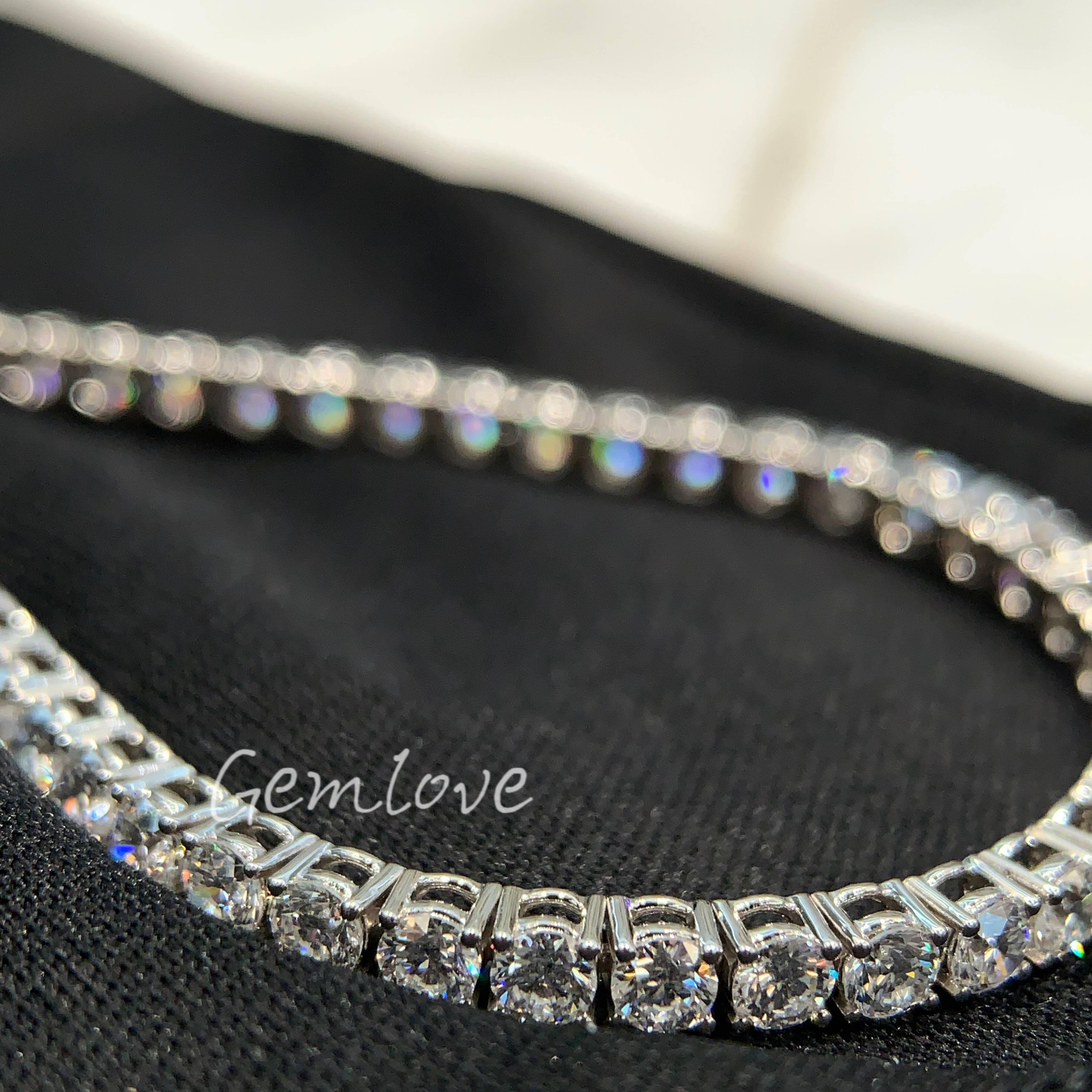 18k white gold bracelet adorned with a stunning 10-point lab-grown diamond