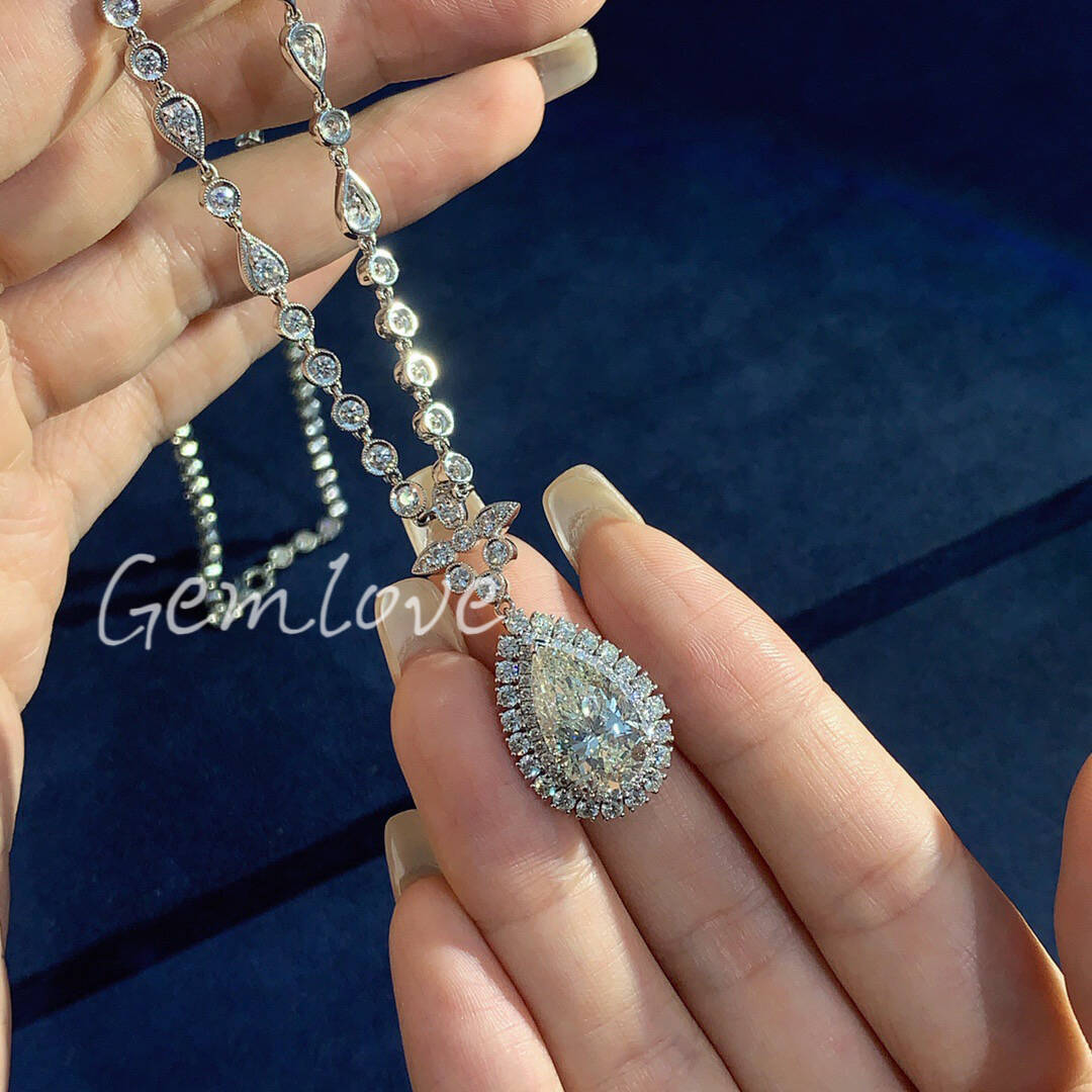 18k gold diamond necklace featuring a stunning 5-carat diamond