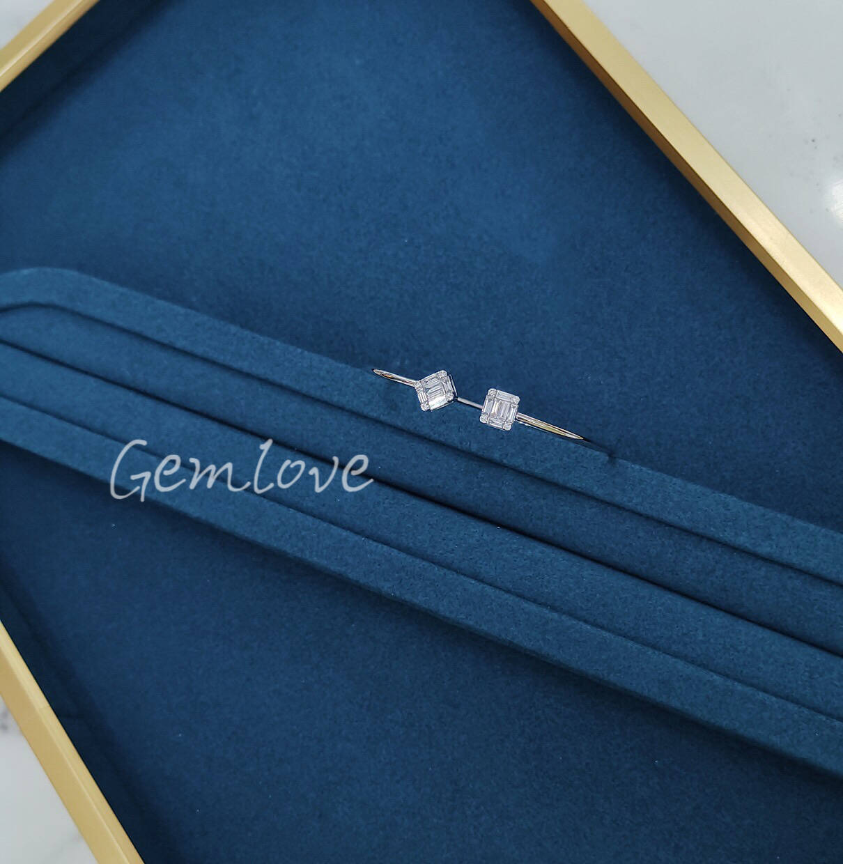18k gold bracelet, adorned with natural diamonds in a stunning pavé setting