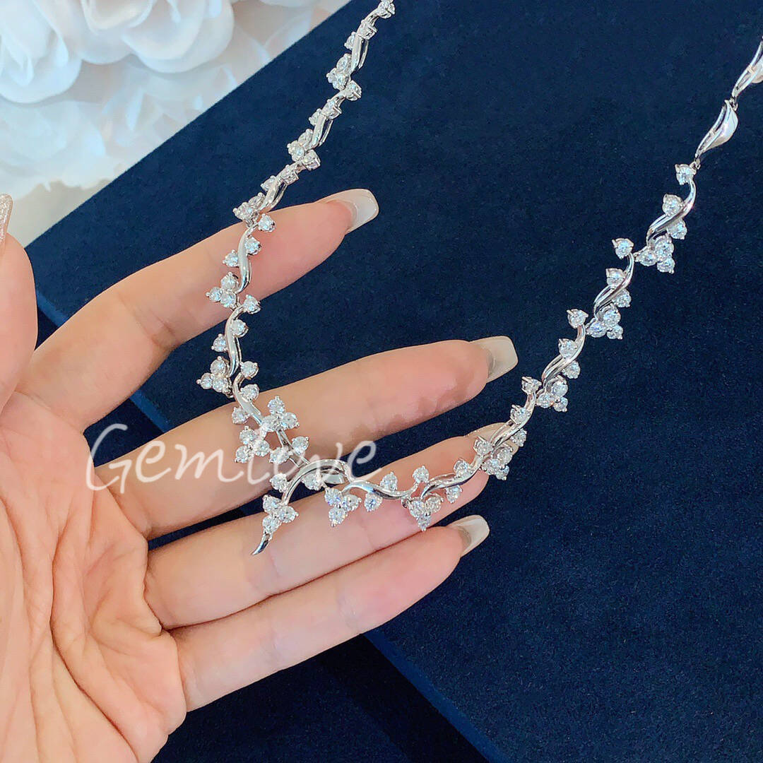 18k gold necklace adorned with natural diamonds