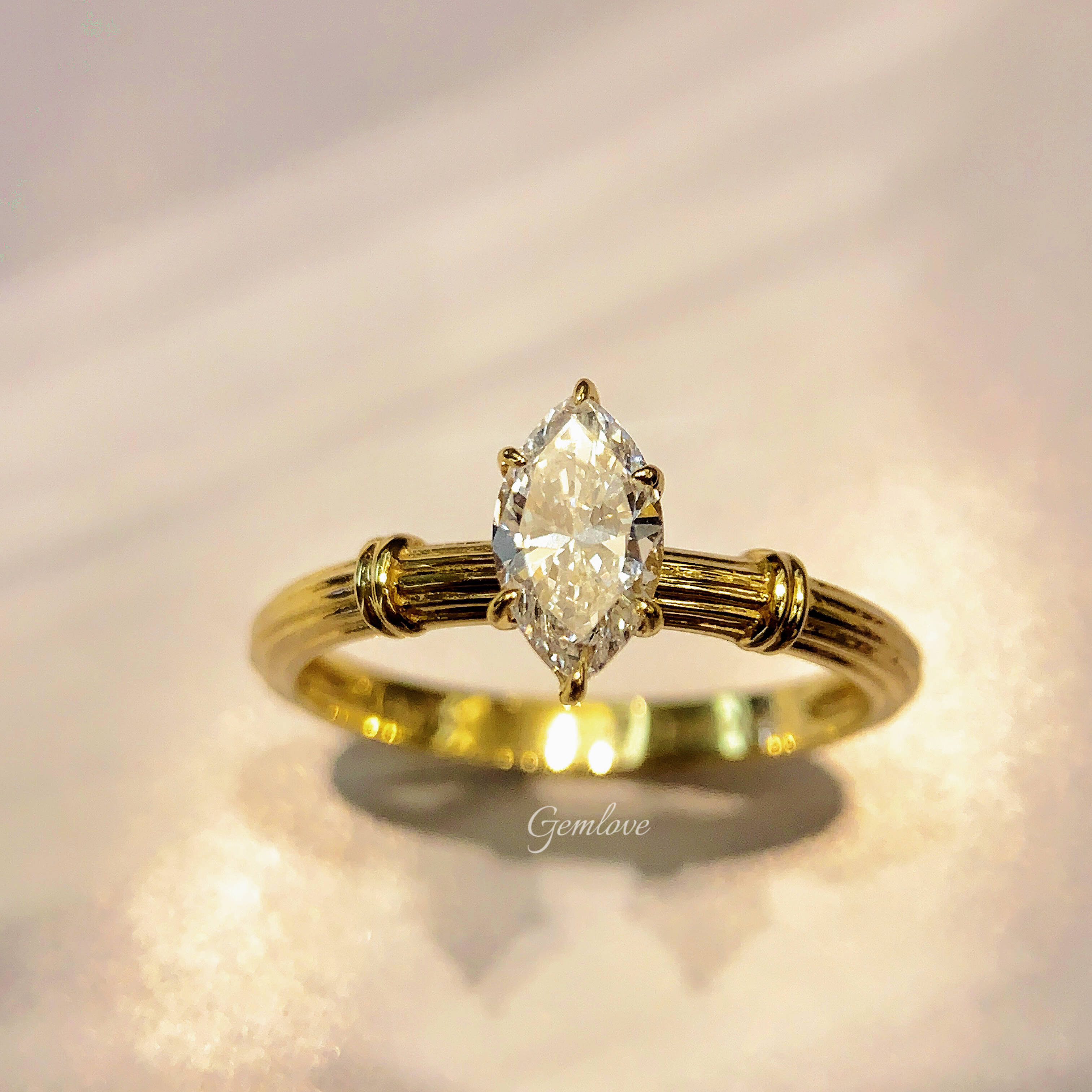 18k gold marquise-shaped laboratory-grown diamond Roman column ring