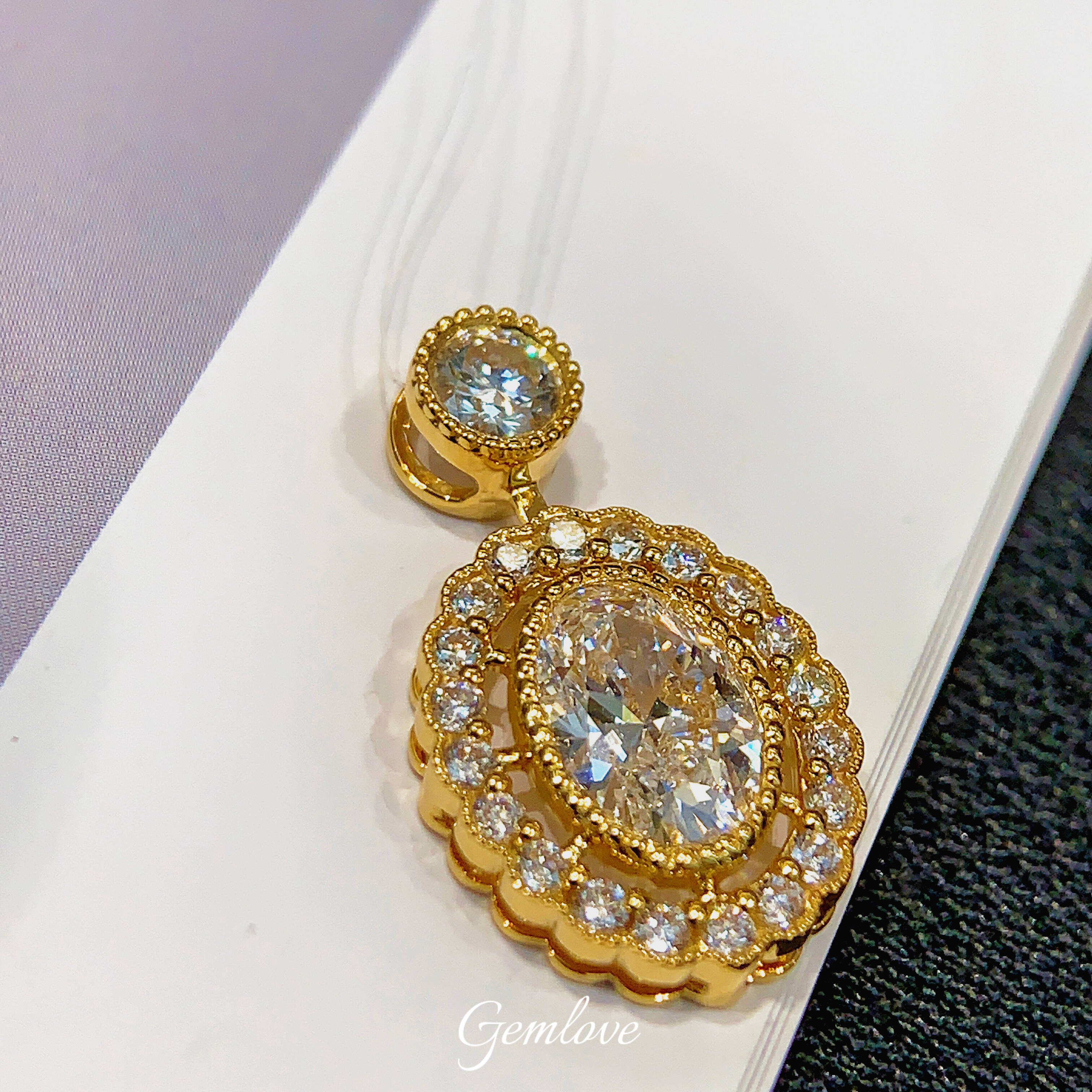18k gold laboratory-grown diamond oval pendant