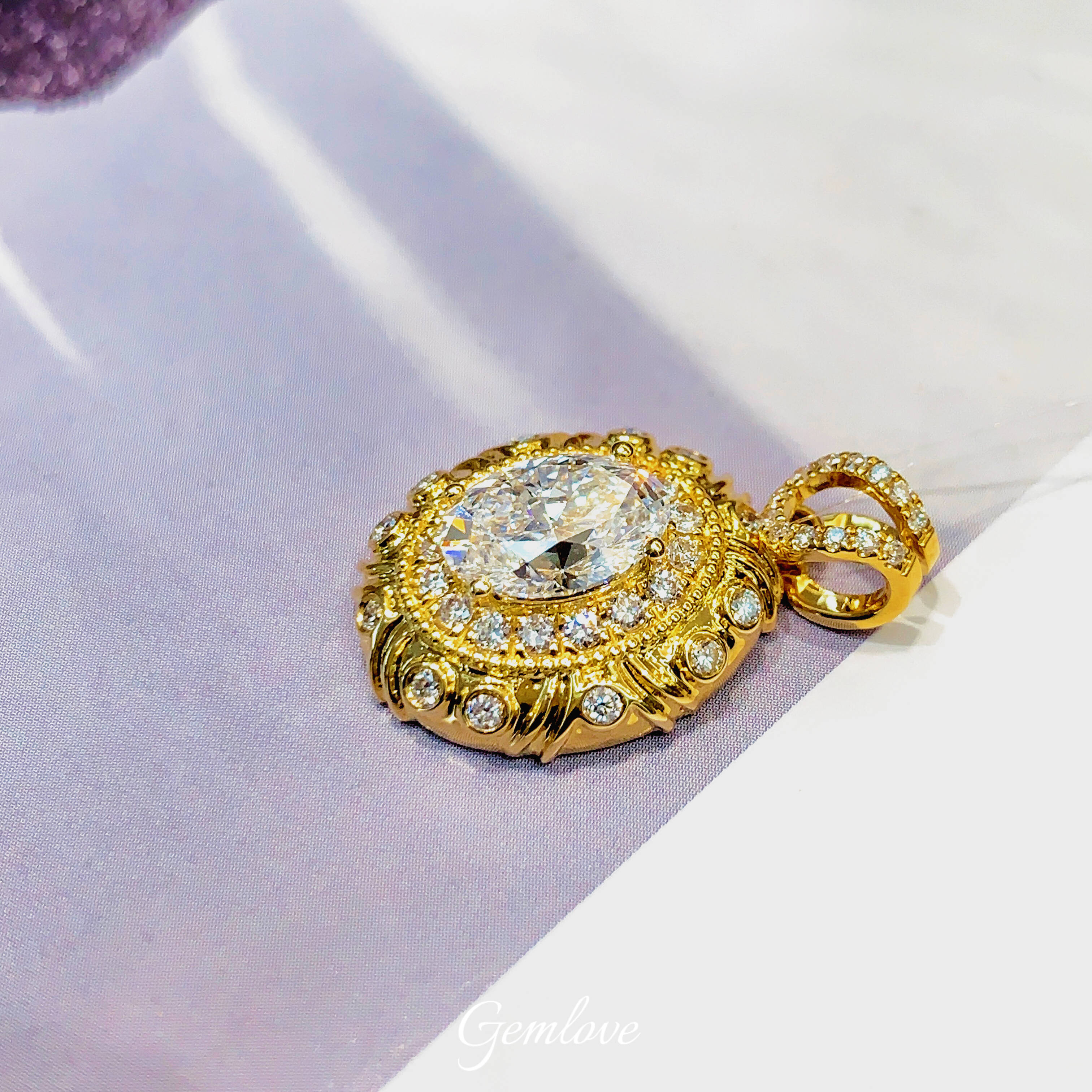 18k Gold laboratory-grown diamond Oval Pendant