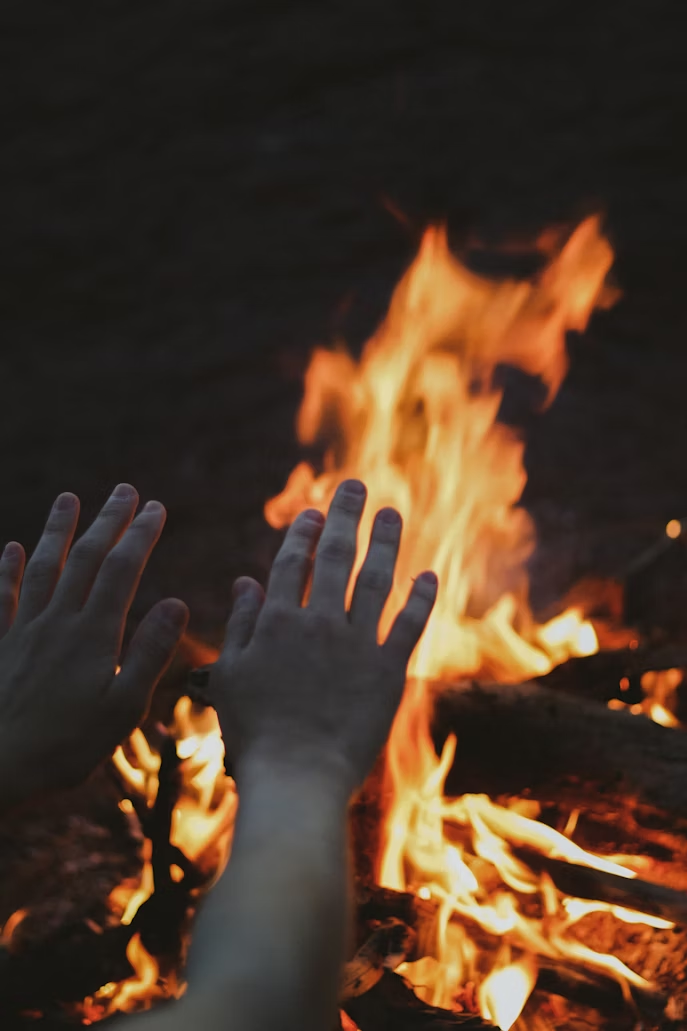 Heated Hand Warmer vs. Traditional Gloves: What’s the Difference and Which One Should You Choose?