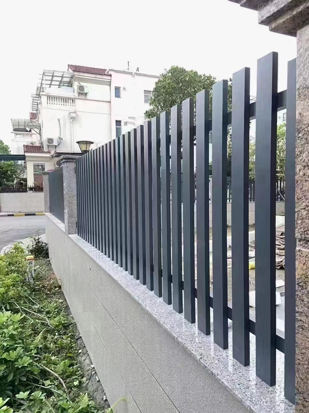 Unveiling the Hot Trends in Aluminum Fencing for Your Outdoor Spaces