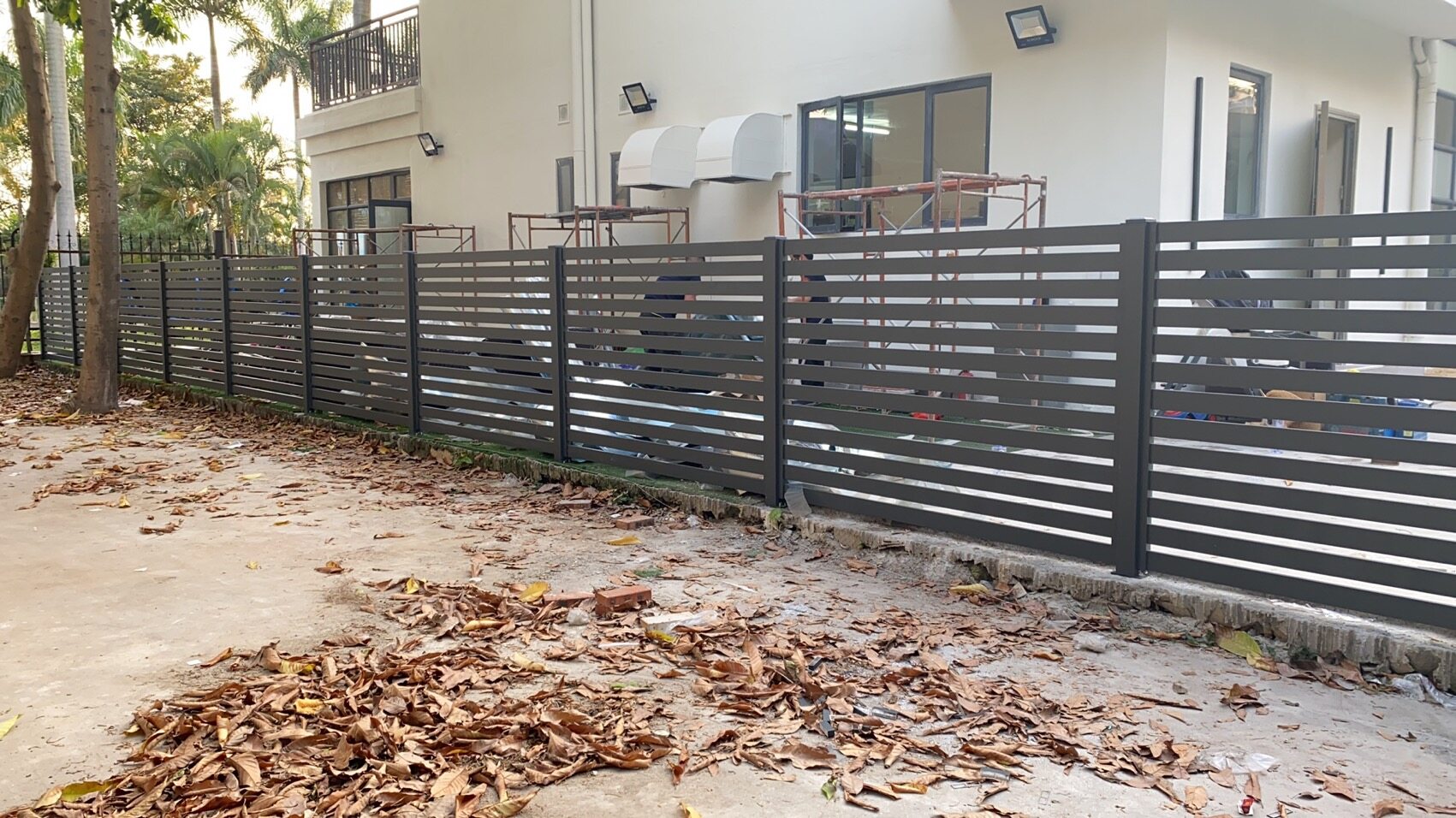 What is the Lifespan of an Aluminum Fence?